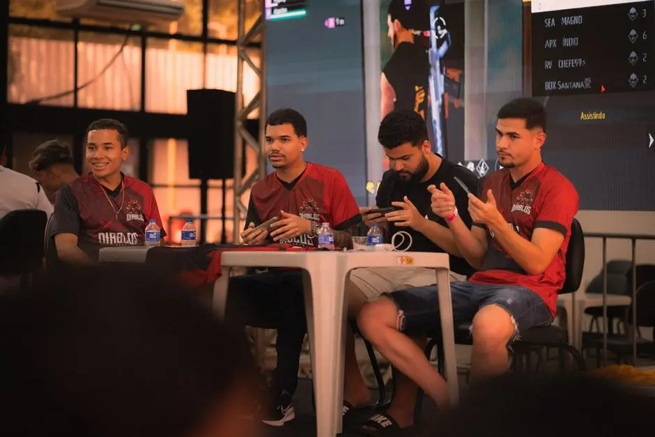 Pertandingan esport lokal antar pemain di ruang komunitas