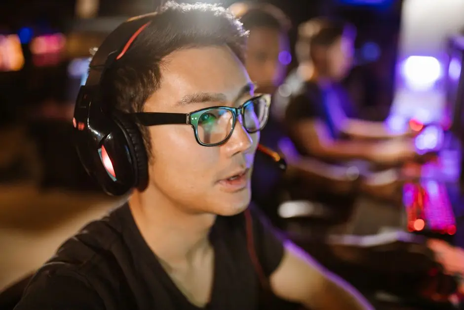 Pemain esport pemula sedang fokus di depan komputer
